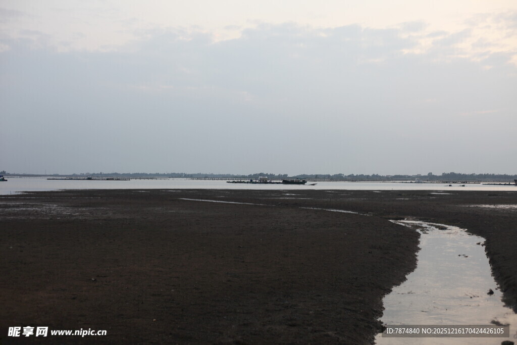 黄昏下的河畔景色
