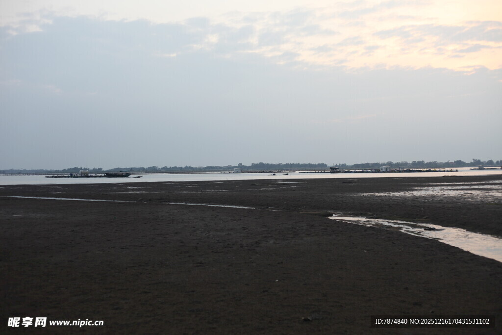 黄昏下的宁静海滩