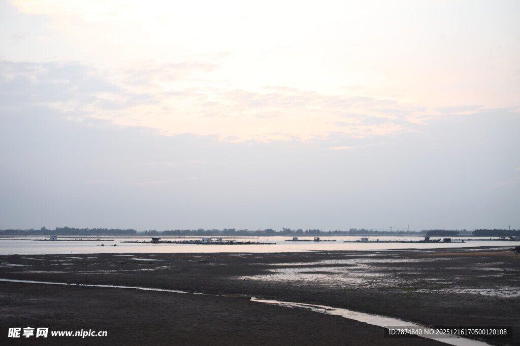 黄昏下的静谧海滩