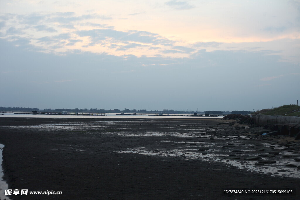 海边暮色下的宁静沙滩