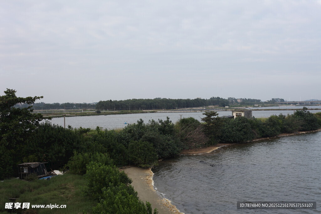 河畔自然风光景色宜人