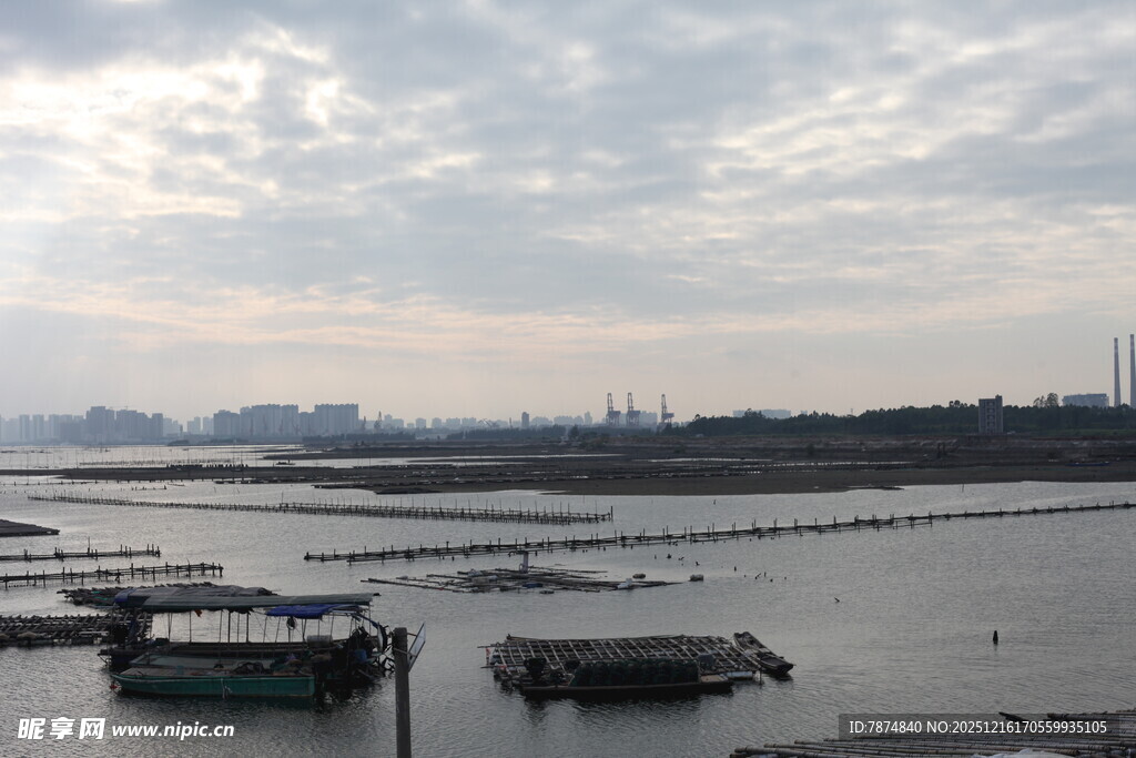 河畔停泊船只的宁静景象