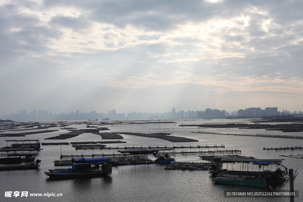 港口船只与穿透云层阳光