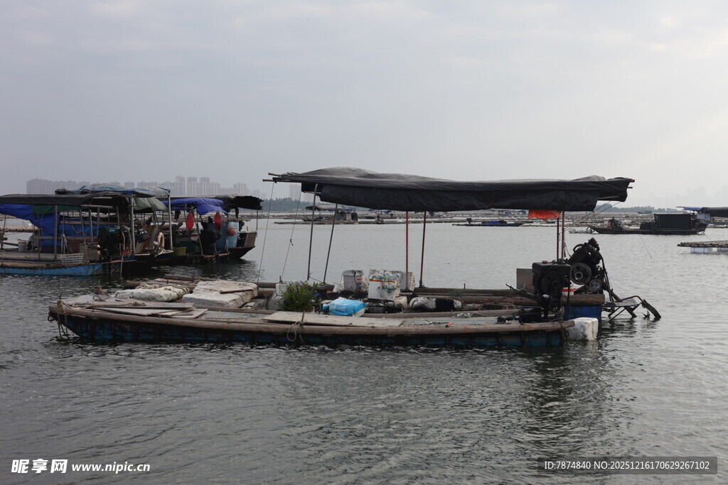 水上停泊的船只与浮台