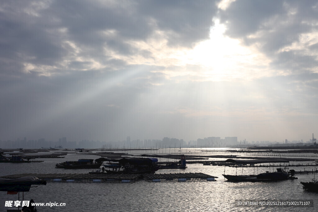 海上日出时的波纹与船只