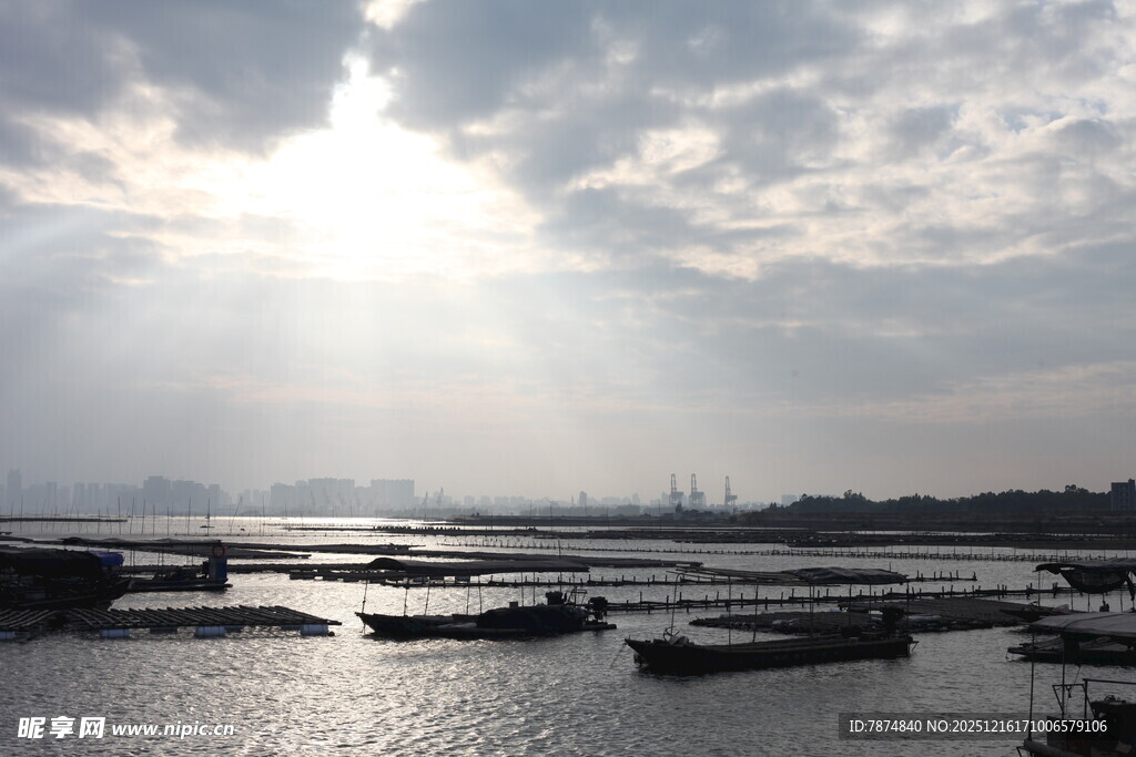阳光照耀下的宁静港口