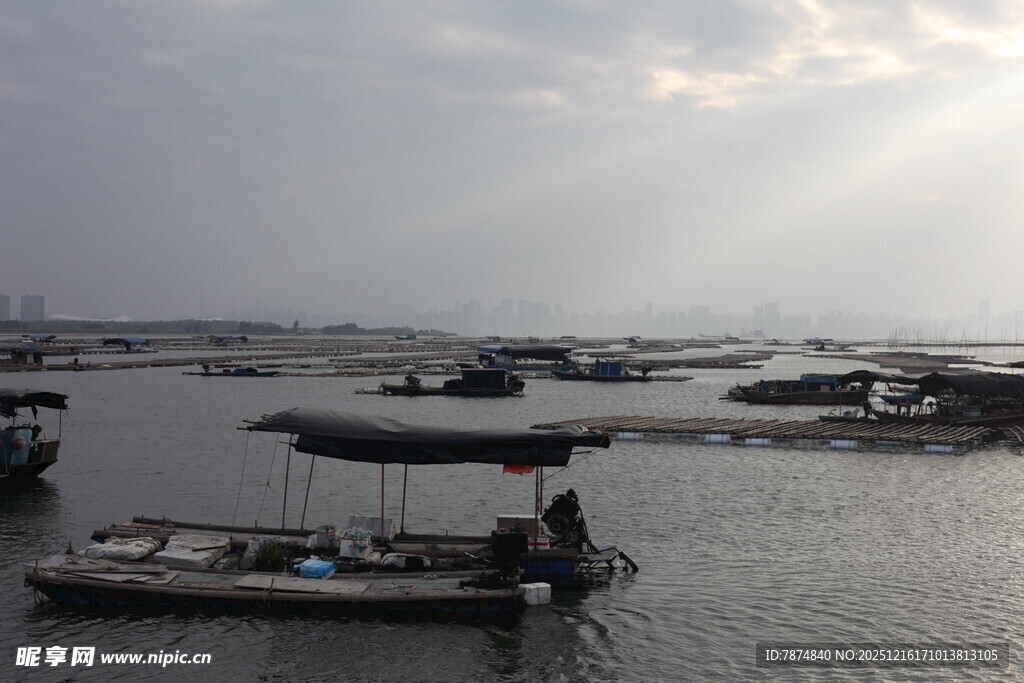 水上小船与岸边景象