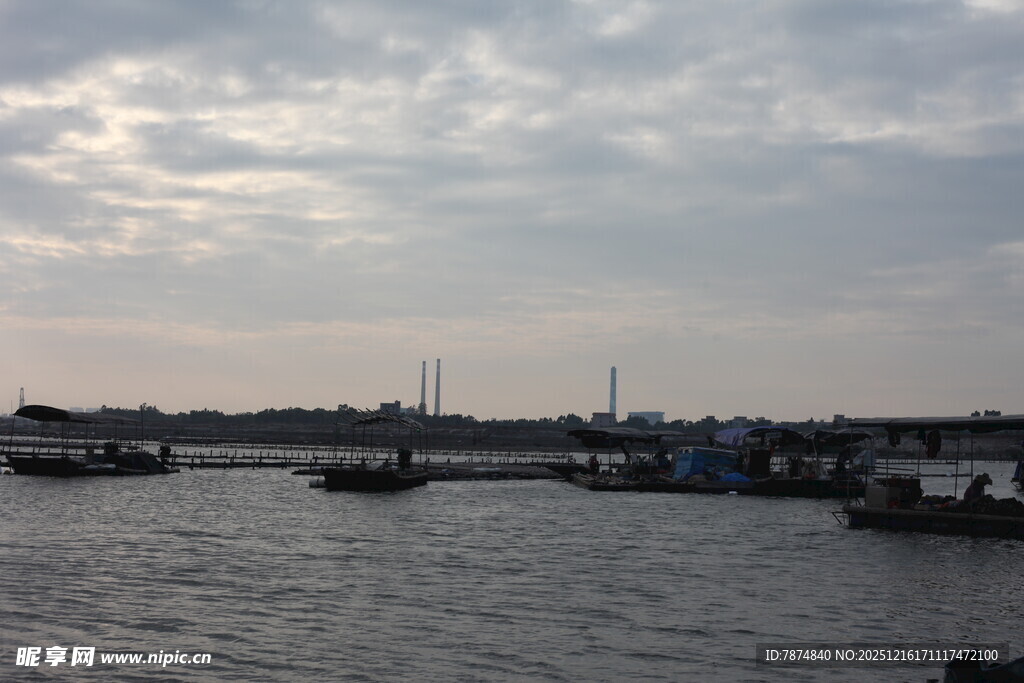 河畔船只与天际云彩景观