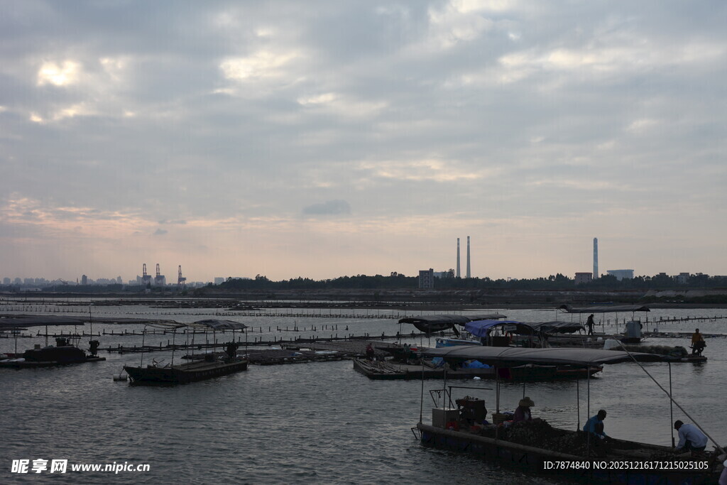 河畔船只与远处建筑景观