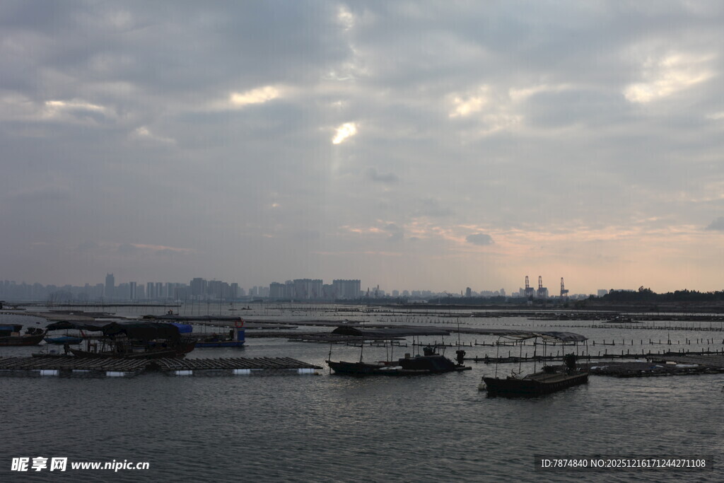 黄昏下的港口船只景象