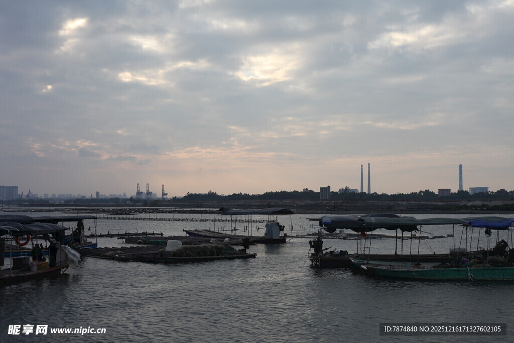 黄昏下的宁静河畔景象