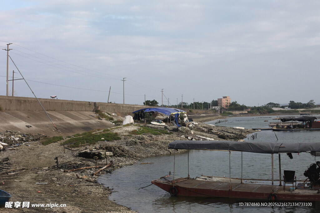 河边停泊的船只及周边景象