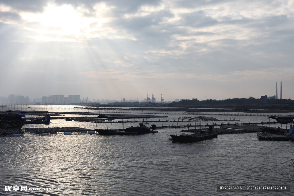 河畔船只与洒下的阳光