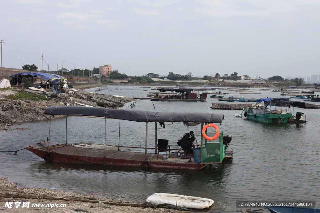 水上停泊的多艘小船