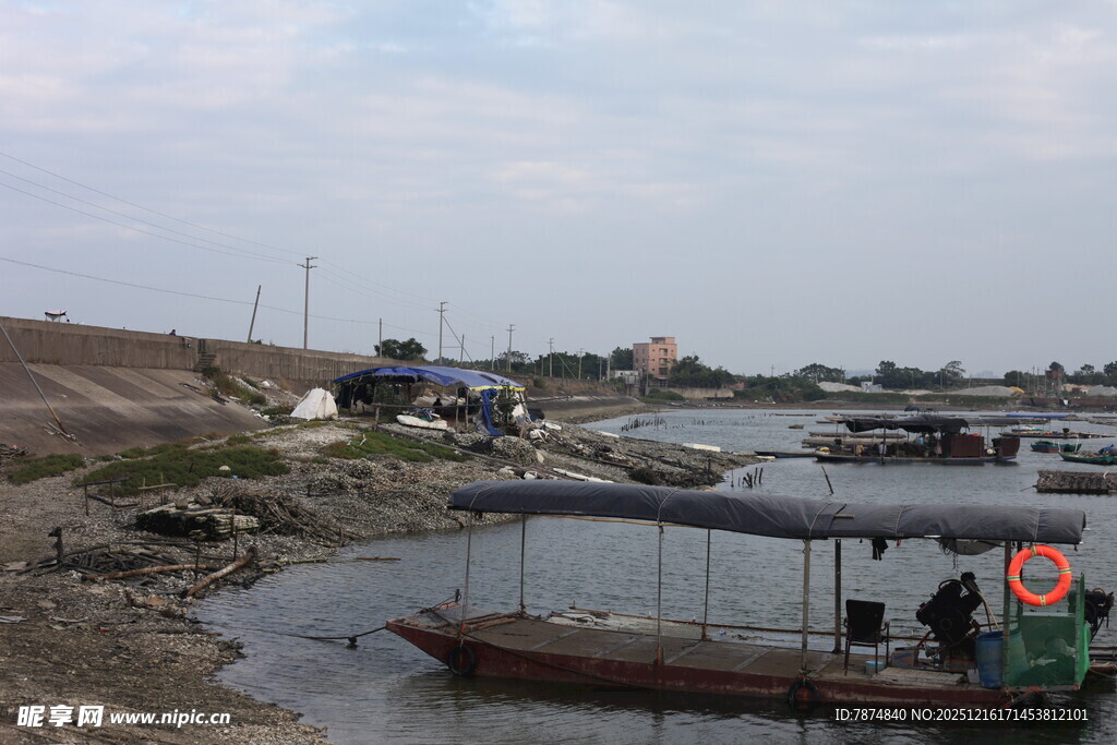 河边停泊的船只与周边景象