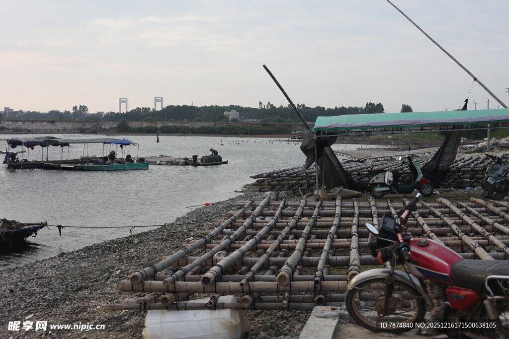 江边简易码头与停放摩托