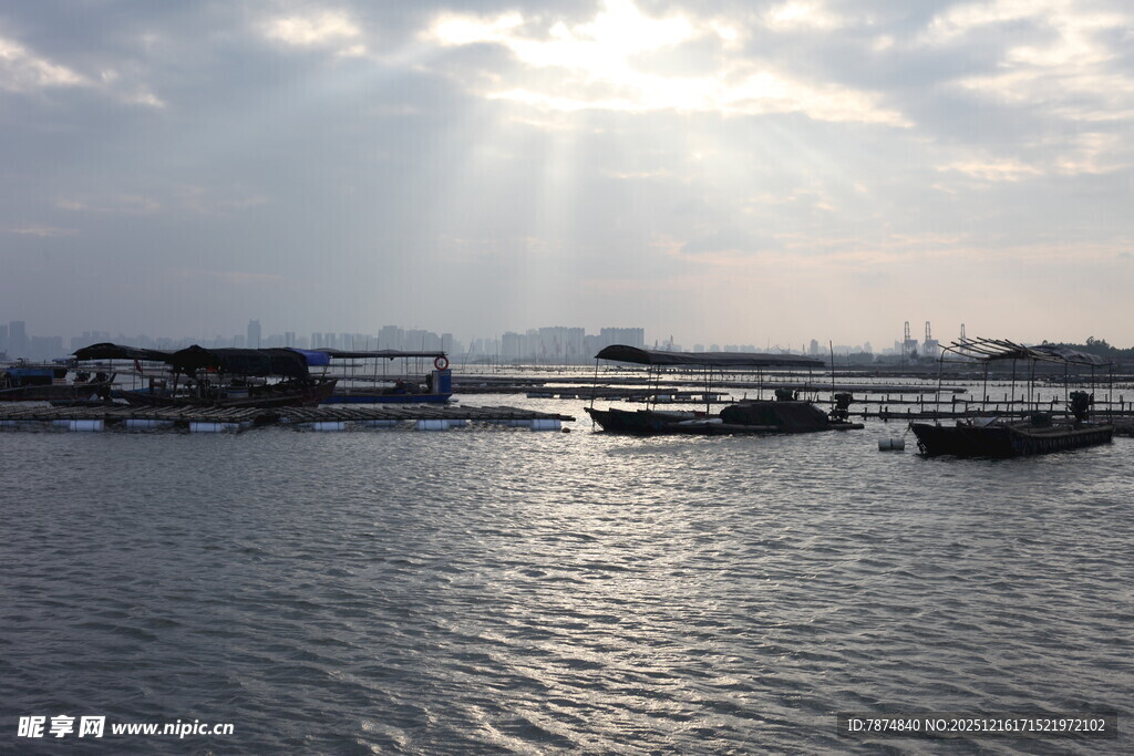 海港晨曦中的船只与码头
