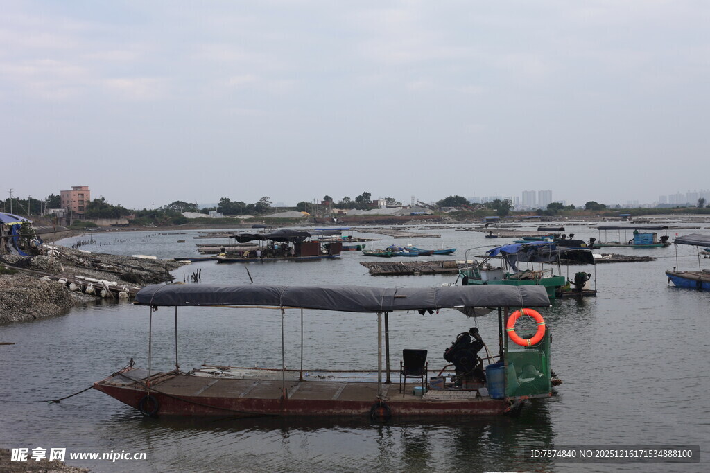 河边停泊的简易船只