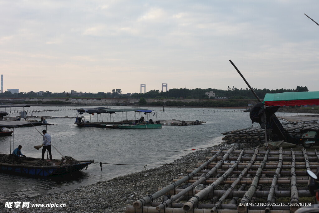 江边船只与岸边设施景象