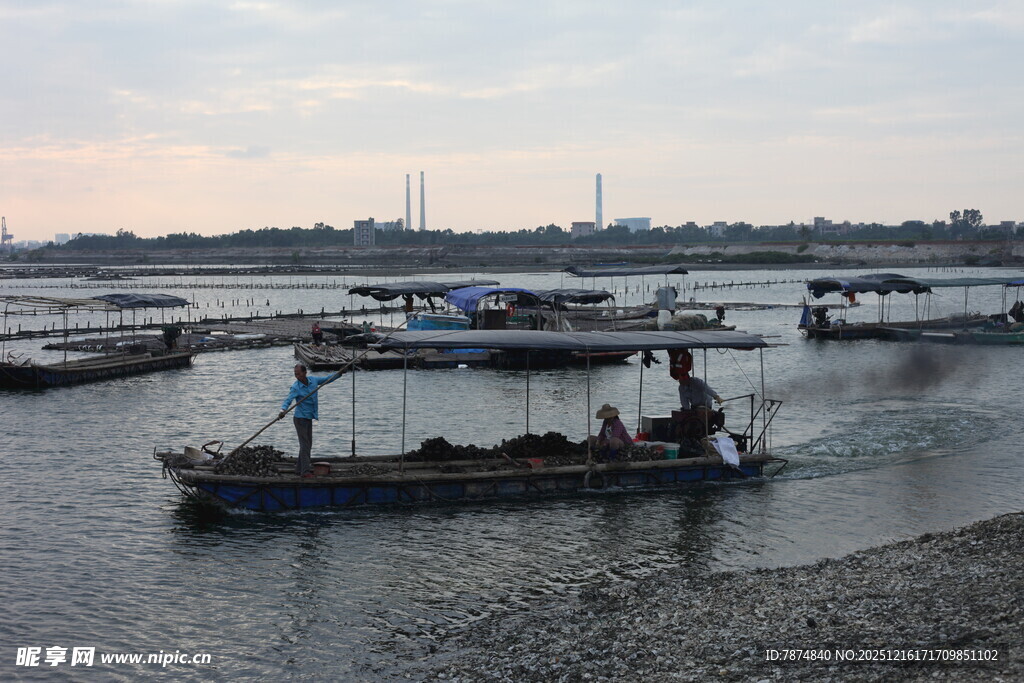河上小船与岸边景象
