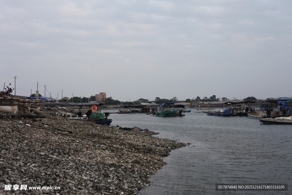 河边村落景象