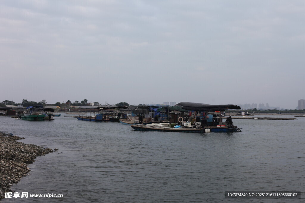 水乡河畔停泊的船只景象
