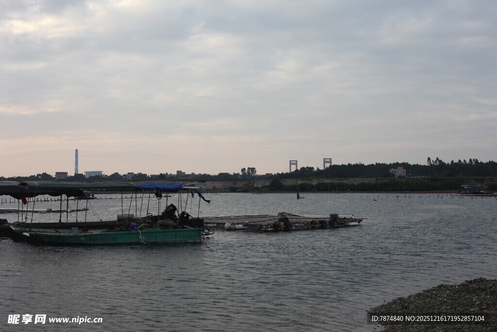 河畔码头船只风景图