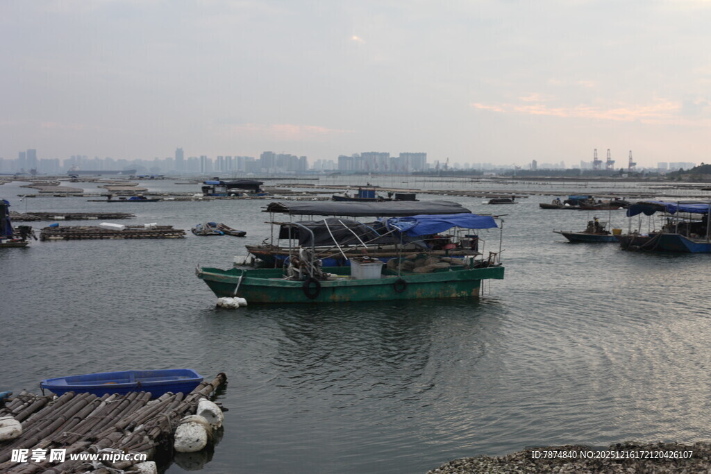 水上停泊的多艘船只