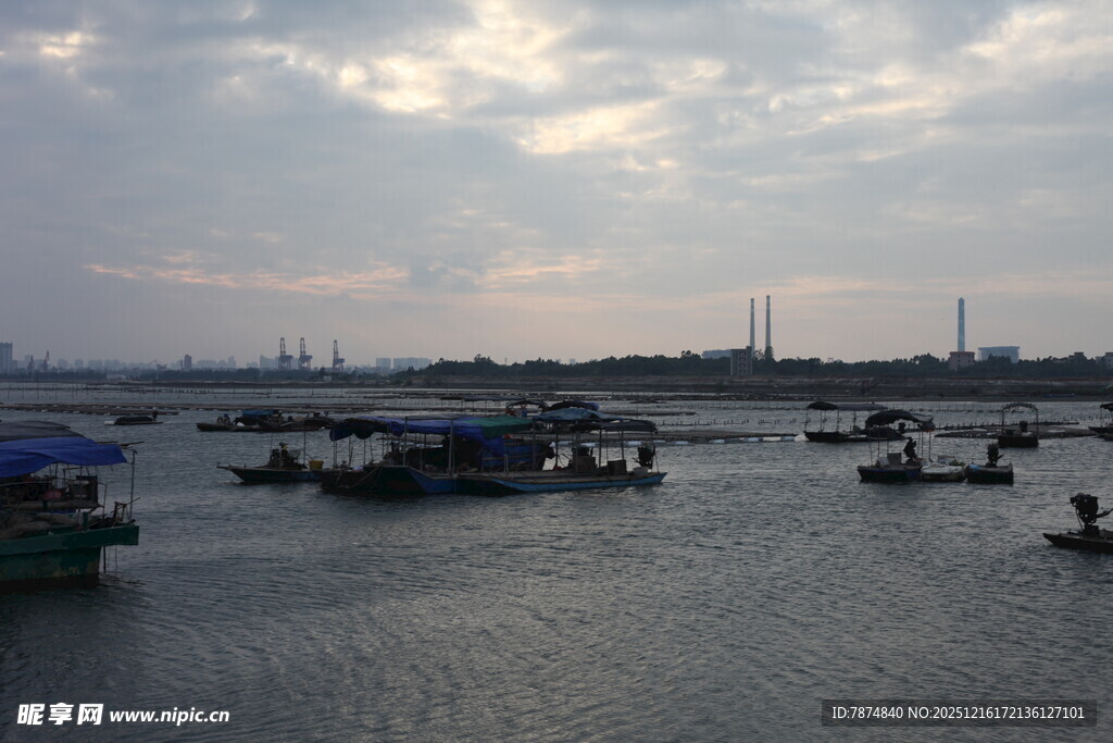 黄昏下宁静的水上船只景象