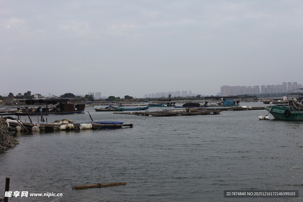 宁静水边码头景象