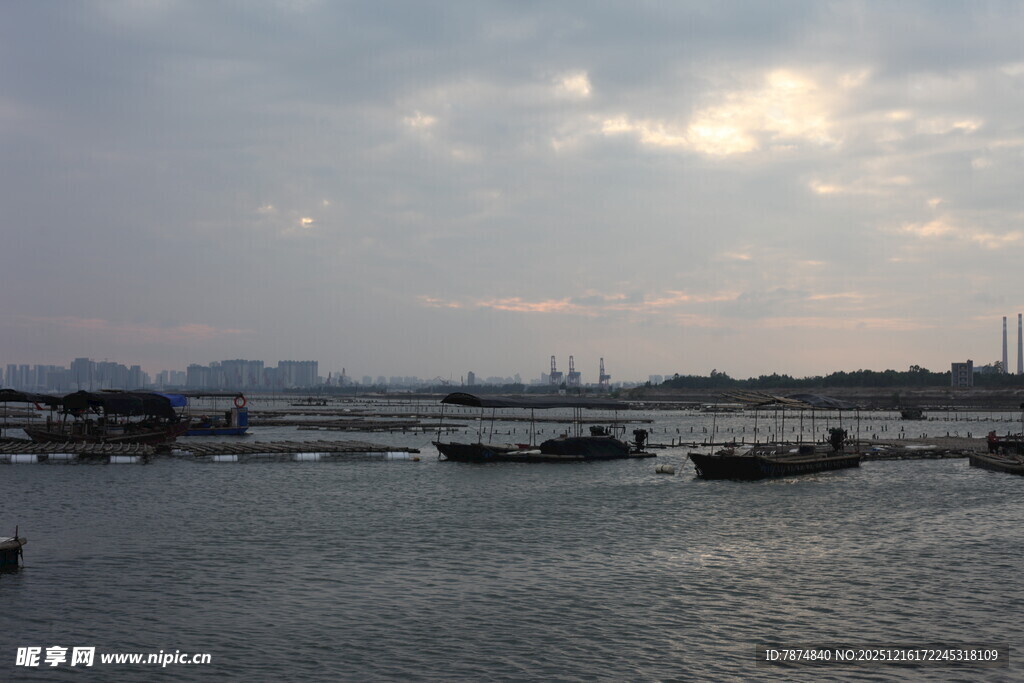 海上船只与天空景致