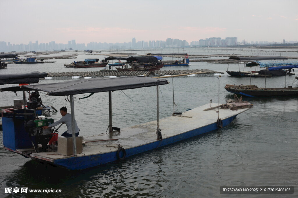 水上码头船只停靠景象