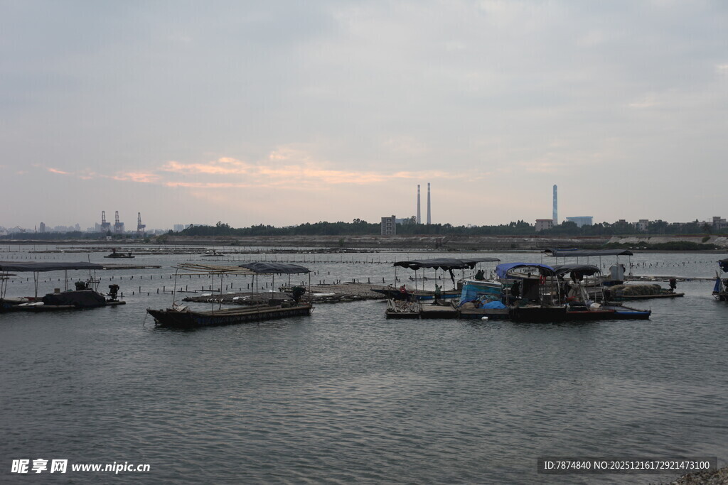 黄昏下宁静的港湾渔船景