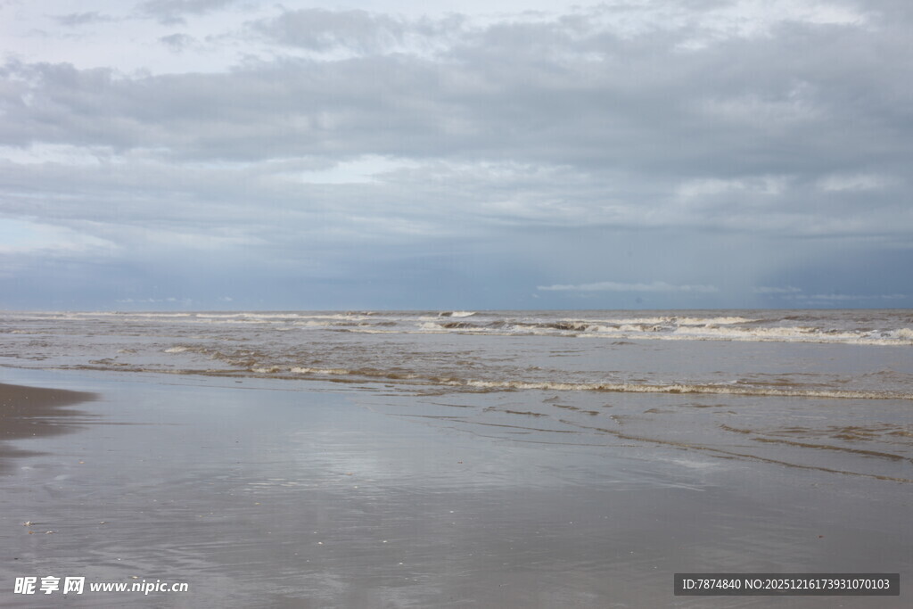 海边阴沉天空下的滩涂