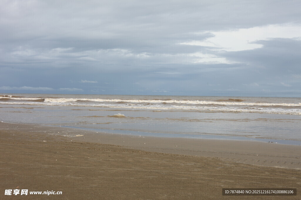 海边沙滩 海浪翻涌景象