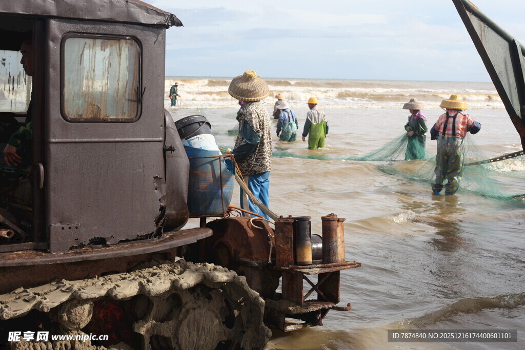 渔民浅海撒网捕鱼场景