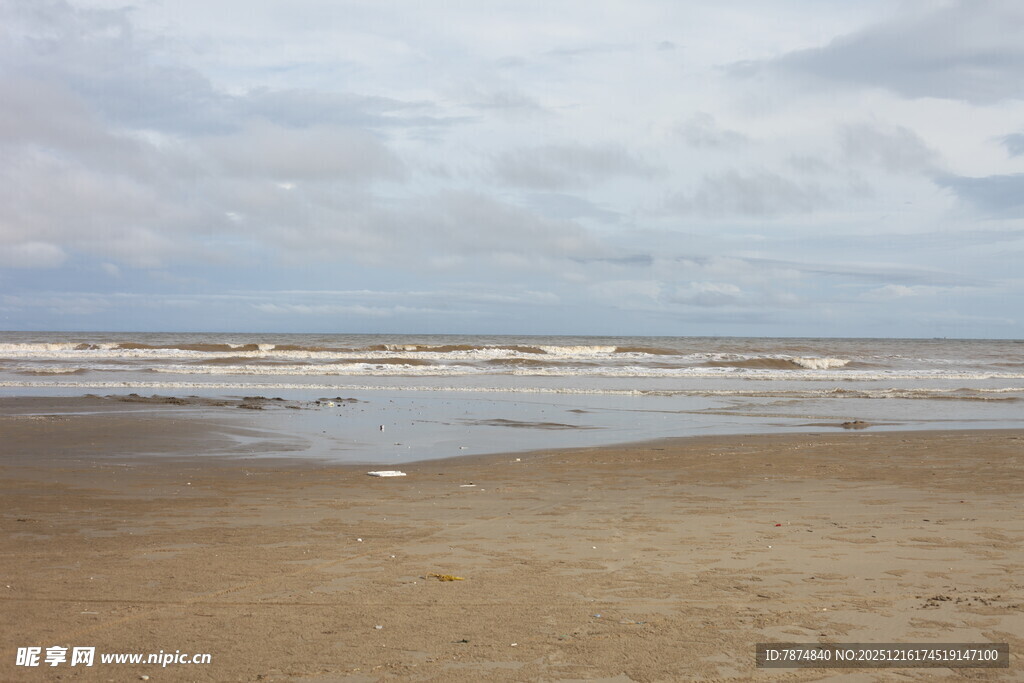 海边沙滩 海浪翻涌景象