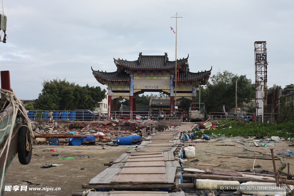 古建旁的简易码头场景