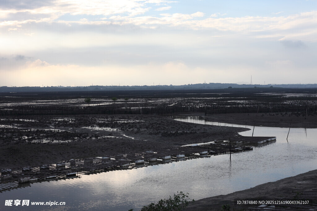 黄昏下的河流与广袤大地