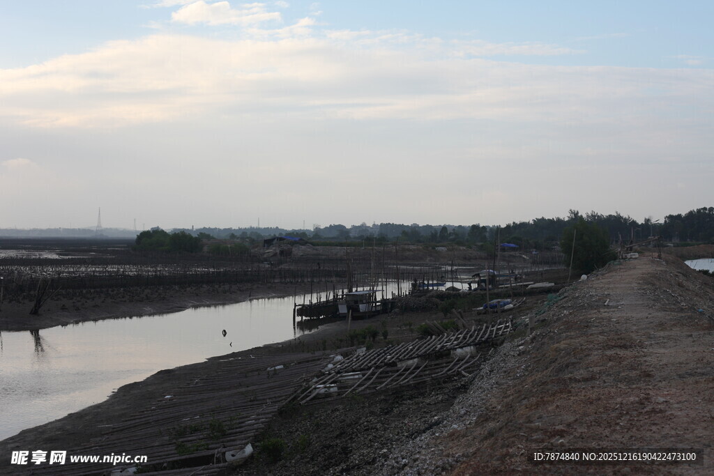 河畔景象 船只停靠岸边