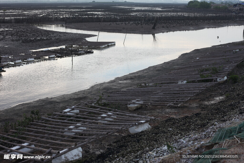 河岸施工现场俯瞰景象
