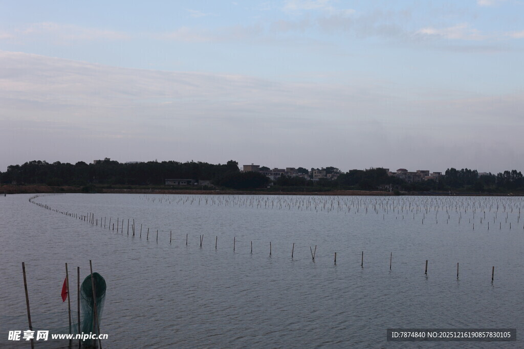 宁静湖畔的黄昏景致