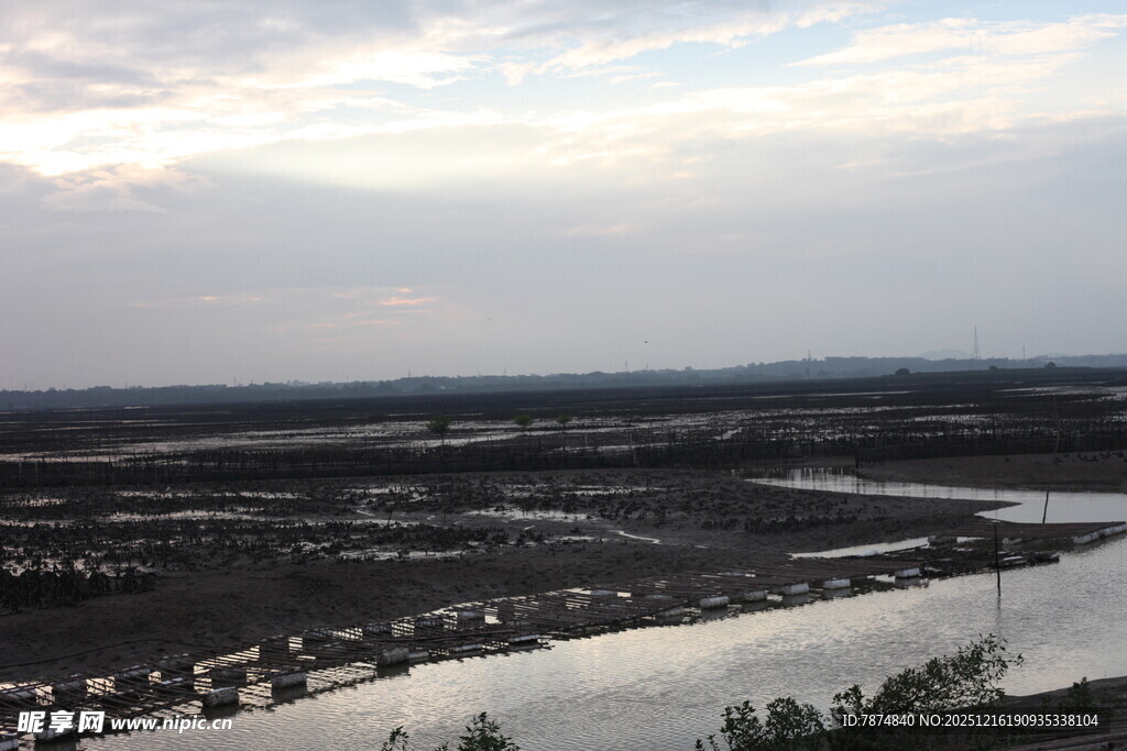 广阔水域与天际景观