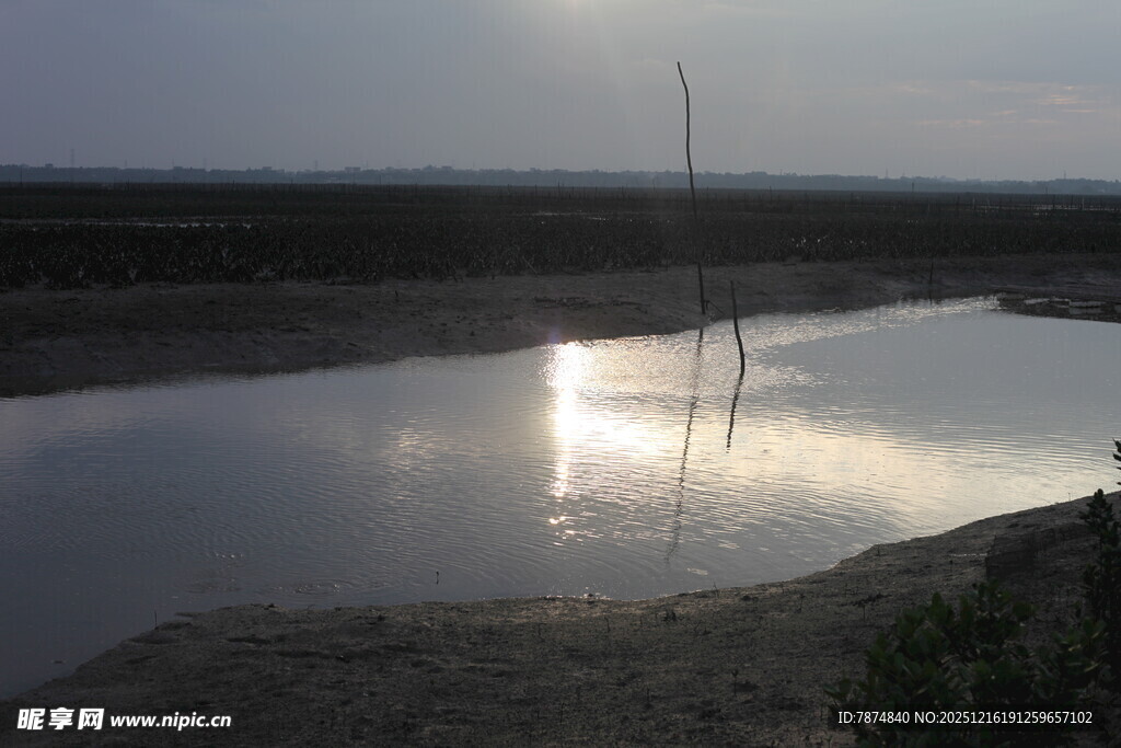 夕阳下静谧的水面与孤舟
