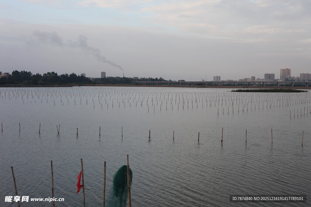 湖畔水域风光与简易设施