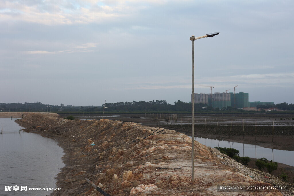 河边施工场景的黄昏景象