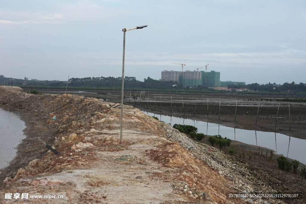 河边土路与远处建筑景观