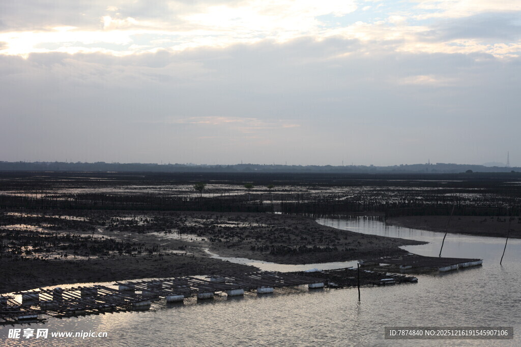 河畔城镇鸟瞰图