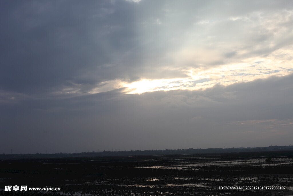 日落时分的天空景象