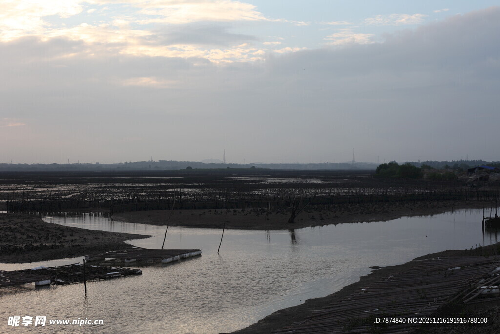 黄昏下的河岸风景